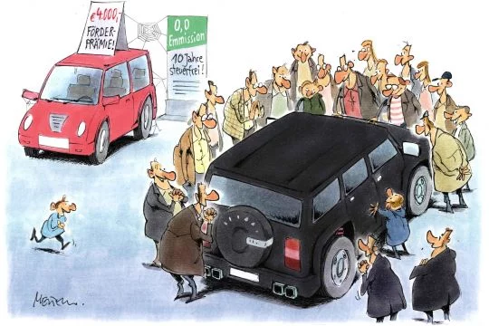 Bei einer Autoausstellung stehen Besucher um einen großen SUV herum, während ein kleines E-Auto trotz angepriesener großzügiger Förderung unbeachtet in der Ecke steht.