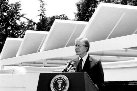 US-Präsident Carter bei einer Rede 1979 vor der neu installierten Solaranlage auf dem Weißen Haus in Washington.