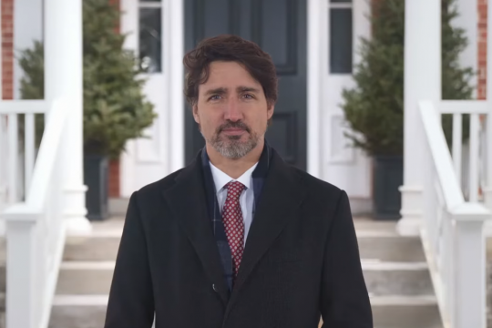 Justin Trudeau steht vor seinem Amtssitz und hält eine Rede.