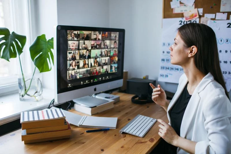 Frau beim Online-Meeting im Homeoffice.