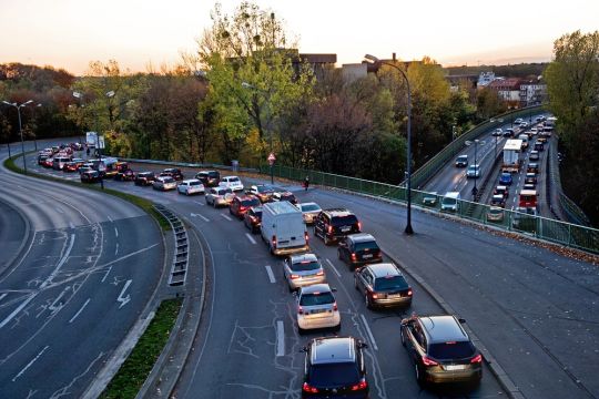 Autostau auf der Münchener Candidstraße in der Morgendämmerung.