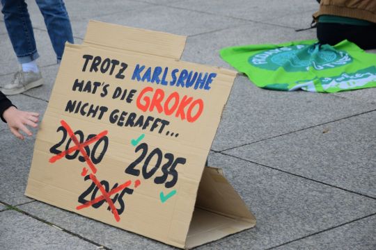 Selbstgemaltes Plakat: Trotz Karlsruhe hats die Groko nicht gerafft - 2035, nicht 2045.