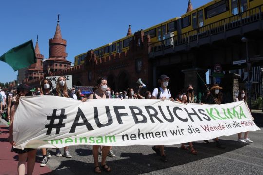 Klimademo in Berlin mit dem Banner: Aufbruchsklima.