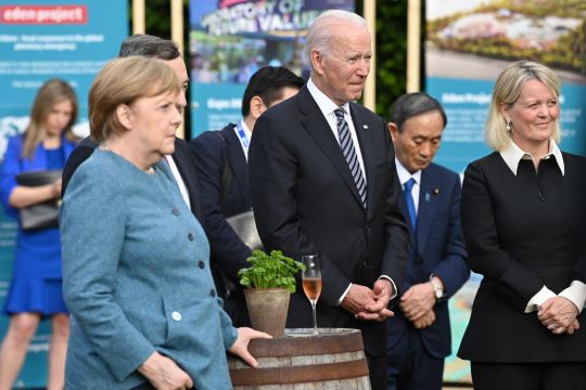 Biden und Merkel hören einer Rede  von Prinz Charles zu.