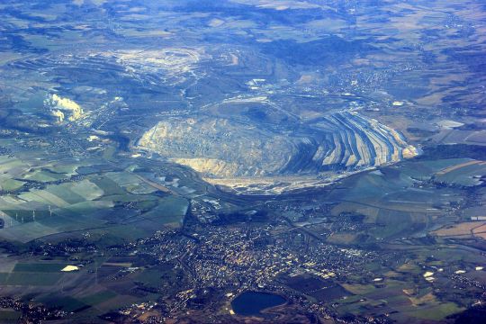 Luftaufnahme des Braunkohletagebaus Turów mit den zwei angrenzenden Städten Zittau und Bogatynia.