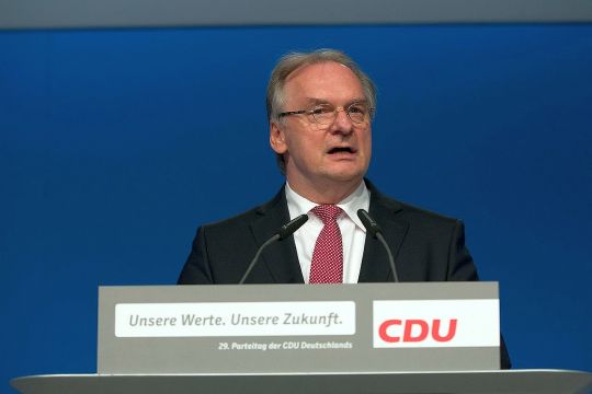 Reiner Haseloff steht am Pult und redet ins Mikro, auf dem Pult steht: CDU. Unsere Werte. Unsere Zukunft.