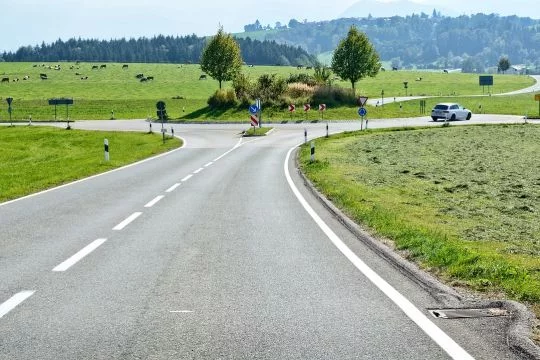 Landstraße mit Abzweigung, ohne Radweg.