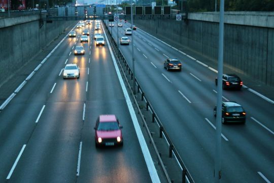 Eine sechsspurige Stadtautobahn in Trogbauweise durchschneidet Berlin im Westen, Süden und künftig auch im Osten.