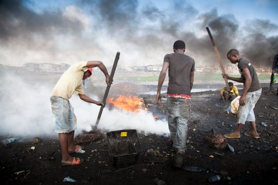 Jugendliche verbrennen Elektroschrott auf der Müllhalde Agbobloshie in Accra, um an die Metalle zu kommen.