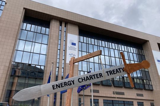 Ein großes Holzschwert mit der englischen Aufschrift Energiechartavertrag wurde wie ein Damoklesschwert vor dem Justus-Lipsius-Gebäude in Brüssel aufgehängt.