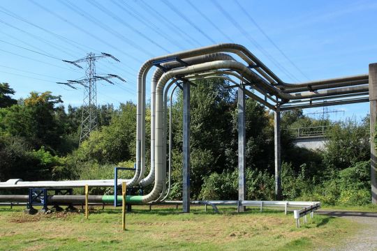 Erdgas-Fernleitung der Ruhr Oel GmbH zu den Gasometern der Kokerei Prosper in der Welheimer Mark in Bottrop.