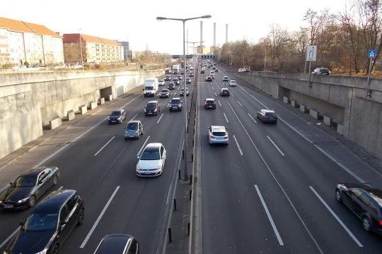 Eine sechsspurige Stadtautobahn in Trogbauweise durchschneidet Berlin im Westen, Süden und künftig auch im Osten.