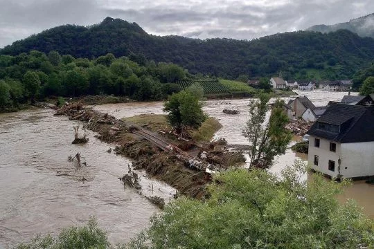 Überflutete und zerstörte Häuser und zerstörte Bahnstrecke in Altenahr-Altenburg direkt an der Ahr.