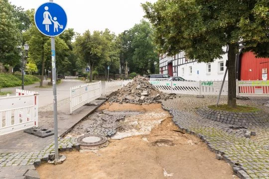 Aufgeworfene Pflastersteine in einer von der Flutkatastrophe betroffenen Stadt 