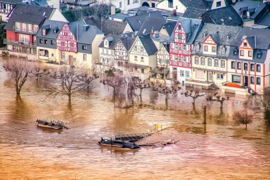 Fachwerkhäuser an der Rheinstraße in Leutesdorf stehen bis zum Erdgeschoss unter Wasser.
