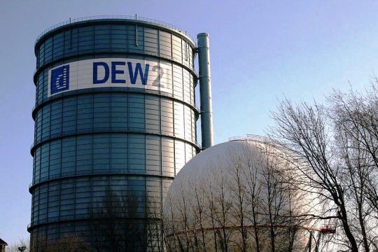 Gasometer mit der Aufschrift DEW21.