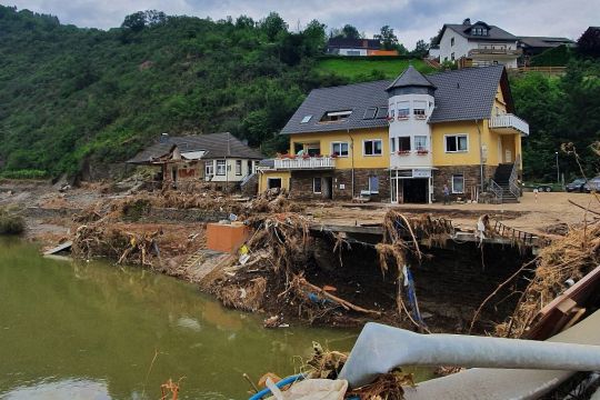 Das Gebäude der Volksbank von Altenahr stand fast zur Hälfte unter Wasser, das Haus daneben ist zerstört. Der gesamte Uferbereich an der Ahr ist verwüstet.
