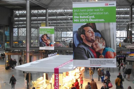 Bahn-Eigenwerbung im Münchner Hauptbahnhof: Die Bahncard - mit 100 Prozent Ökostrom.