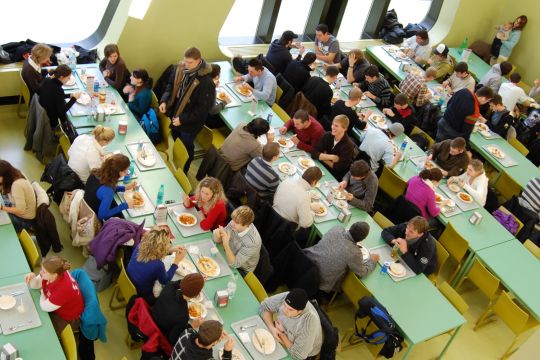 Student:innen während der Pause in der Mensa in Karlsruhe