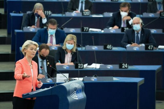 Ursula von der Leyen redet im EU-Parlament.