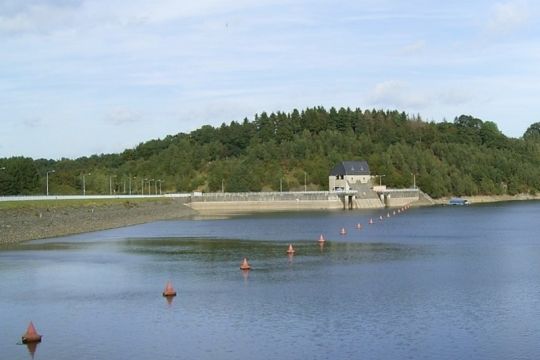 Wuppertalsperre und Wupperbrücke über die aufgestaute Wupper.