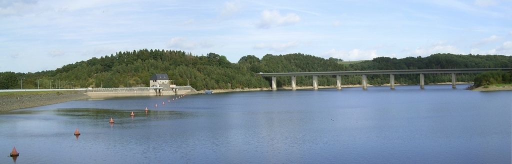Wuppertalsperre und Wupperbrücke über die aufgestaute Wupper.