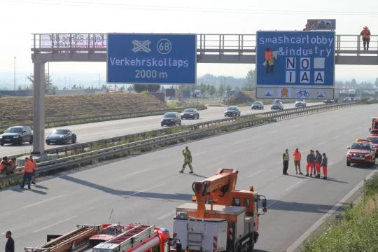 Gesperrter Autobahnabschnitt mit veränderten Hinweisschildern: Verkehrskollaps 2000 m. Und: Smash car lobby and industry, no IAA.