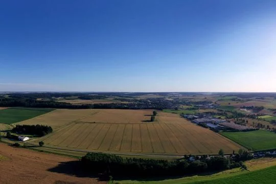 Luftaufnahme von Hüttenkofen im Landkeis Landshut in Niederbayern.