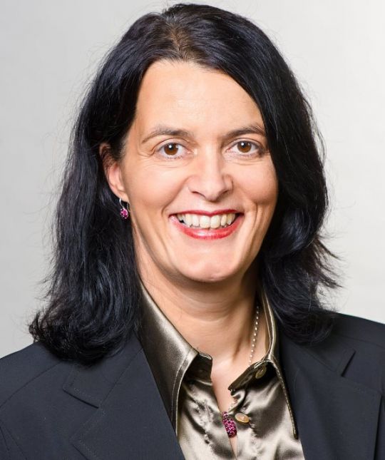 Porträtaufnahme von Claudia Traidl-Hoffmann.
