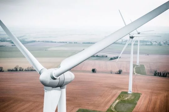 Luftaufnahme eines Windparks in einer Agrarlandschaft.