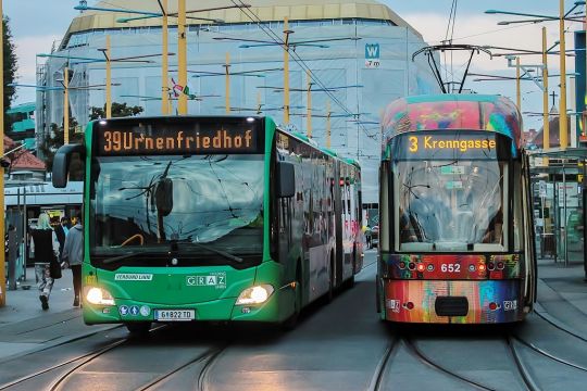 Bus und Straßenbahn in Graz, die Tram heißt dort Variobahn.
