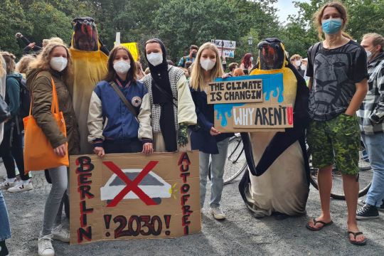 Jugendliche mit Klimaplakaten: Berlin autofrei 2030. Oder: Das Klima ändert dich - warum nicht du?