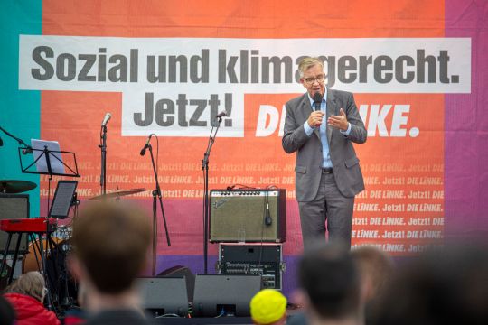 Dietmar Bartsch bei einer Linken-Veranstaltung im Sommer 2021, hinter ihm ein Banner: Sozial und klimagerecht jetzt! Die Linke.