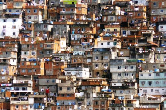 Favela in Rio de Janeiro - einfachste selbst gebaute Häuser nahezu übereinander an einem Steilhang.