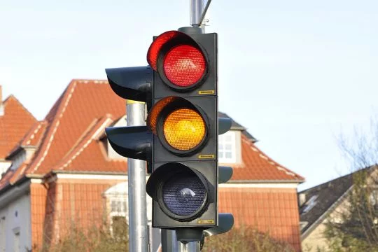 Rot-Gelb zeigende Ampel in einem Villenviertel in Göttingen.