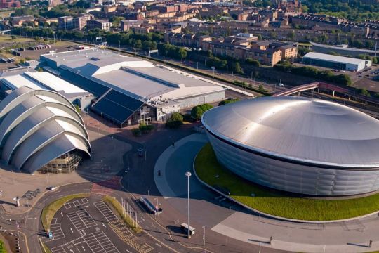 Silberfarbene futuristische Gebäude des Scottish Event Campus in Glasgow.