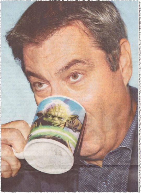 Ausriss: Markus Söder trinkt aus einer Tasse, auf der der weise und mächtige Meister Yoda aus den Star-Wars-Filmen abgebildet ist.