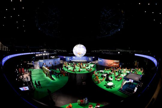 Ein schwebender Globus im Konferenzzentrum in Glasgow beim Klimagipfel COP 26.