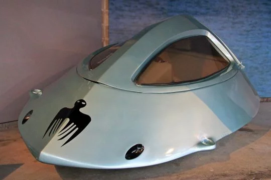 Silberfarbenes U-Boot für eine Person, das wie eine fliegende Untertasse aus den 1960er Jahren aussieht.