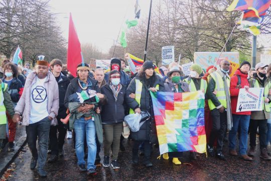 Demozug beim Klimaprotest in Glasgow zur Halbzeit der COP26