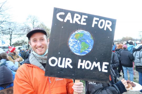 Protestierender mit Schild bei der Klimademo in Glasgow
