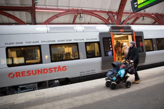 Der Schnellzug Öresundståg steht in einem Bahnhof.