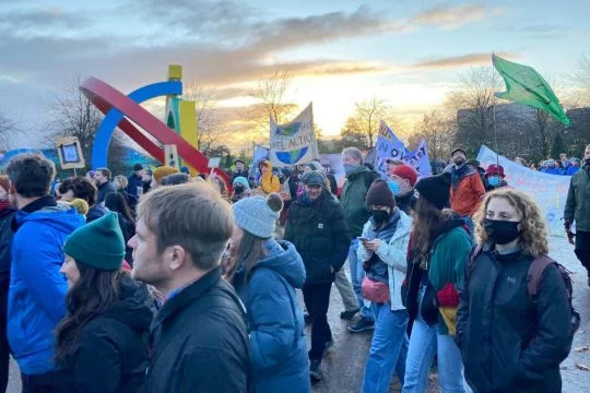 Demozug beim Klimaprotest in Glasgow zur Halbzeit der COP26