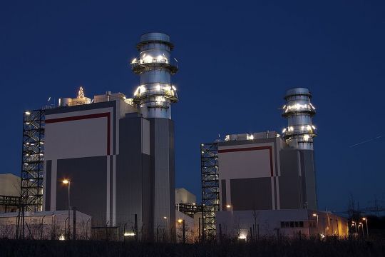 Die zwei Blöcke des Gas-und-Dampf-Kombikraftwerks von Trianel in Hamm-Uentrop, aufgenommen bei Nacht.