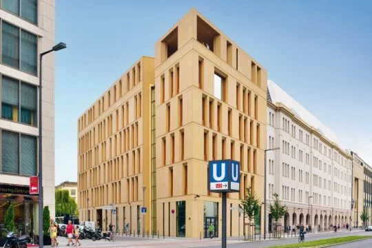 Ein sechssstöckiges Eckhaus aus hellbraunen Steinquadern ist seit 2011 der Berliner Sitz des Bundesumweltministeriums.