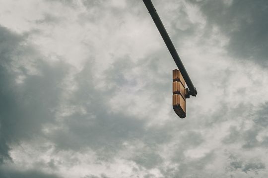 Blick auf die Rückseite einer Ampel