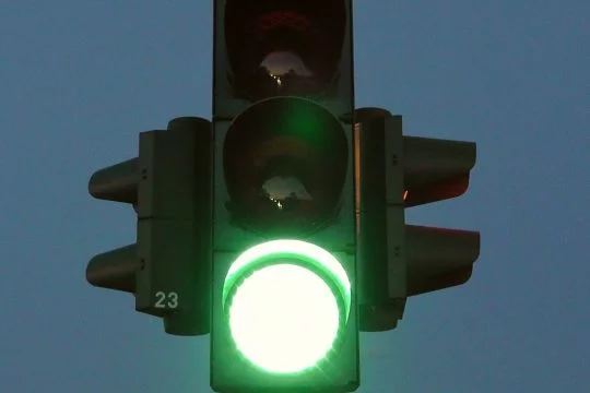 Verkehrsampel zeigt Grün für Autos.