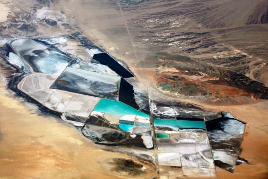 Große Teiche mit Salzwasser in der Wüste von Nevada, einige sind türkisfarben, die meisten in verschieden hellem Grau.