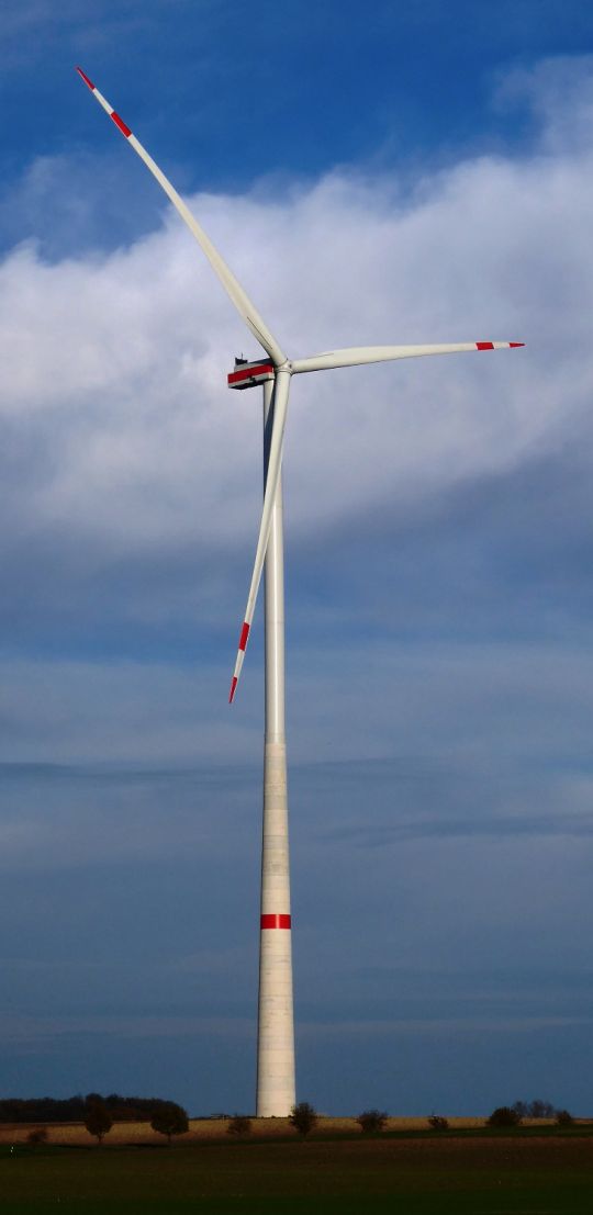 Modernes, sehr hohes Windrad mit vergleichsweise schlanken, 80 Meter langen Flügeln.