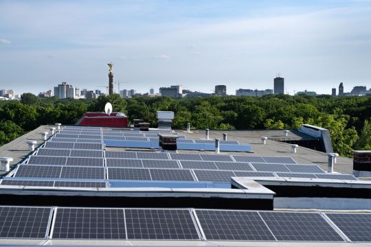 Das Flachdach eines Wohnhauses in Berlin-Moabit ist mit Solarmodulen bedeckt.